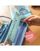В ръка се държи линийката „Miquelrius Back2Fun – Коала“, 15 см – симпатична синя линийка във формата на коала с блестящ брокет, окачена на верижка над отворено пеналче. До нея лежи тетрадка с усмихната акула. Текст: Супер готино.-7-thumb