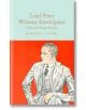 Корица на книгата Lord Peter Wimsey Investigates, част от колекционерската библиотека на Macmillan, с илюстрация на мъж в раиран костюм на оранжев фон.-thumb