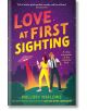 На корицата на книгата "Любов от пръв поглед" са изобразени влиятелна личност от социалните мрежи и мъж под звездно небе, на което блести оранжев НЛО. Тя държи телефона си, той е с бинокъл, а сред звездите се появява текст на романтична комедия.-thumb