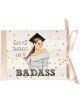 Луксозна поздравителна картичка за дипломиране - Badass с илюстрация на уверена жена с шапка за дипломиране, надпис "When you graduate like a BADASS", златни конфети, бяло райе и розова панделка.-1-thumb