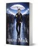 На корицата на книгата "Мак" е изобразен мъж в черно, който държи бял чадър и се откроява сред други хора с тъмни дрехи в дъждовна нощ. Името на Иля Велчев и заглавието "Мак" са изписани на кирилица в долната част.-1-thumb