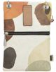 Малка чанта Anekke Alma за през рамо (15 x 23 x 2 см) има джоб с цип, две метални халки отгоре, абстрактен многоцветен десен в кафяви, оранжеви, бежови и зелени тонове, както и стилна каишка с тен в горната част.-4-thumb