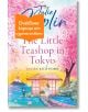Корицата на книгата "Малката чайна в Токио" показва жена пред чайна, черешови цветове, планината Фуджи и езеро. Оранжев стикер с български текст покрива частично заглавието.-thumb