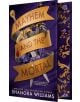 Корицата на делукс изданието на Mayhem and the Mortal е със златна панделка около мечовете и аметистови кристали, както и лилави и златни флорални мотиви по ръбовете - колекционерска първа разпечатка за феновете.-1-thumb