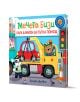 На корицата на "Мечето Бизи кара камион за пътна помощ" е изобразен Мечето Бизи, който кара жълт влекач и вдига червена кола, а наблизо маха панда. На фона са изобразени светофари, конуси и пътни знаци. Текстът е на български език.-1-thumb