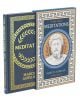 Изданието Meditations Slipcase Edition (Arcturus Silkbound Classics) включва две твърди копринени корици: едната със златен лавров венец и гръцки ключове, а другата с бюст на Марк Аврелий върху синя и златна геометрична корица, въплъщаваща стоическата мъд-thumb