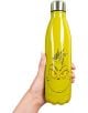 Една ръка държи Метална бутилка Fizz Creations - The Grinch, жълта с пакостливото лице на Гринч и лъскава сребърна капачка.-2-thumb