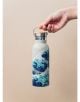 Ръка държи метална бутилка Grupo Erik Hokusai The Great Wave off Kanagawa с дръжка, 500 мл, украсена с големи сини вълни и малка лодка, на обикновен бежов фон.-6-thumb