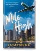 Корица на книгата за Mile High (Windy City, Book 1): Самолет се издига над силуета на града в здрача, предизвиквайки хокейните вибрации на Чикаго. Голямо бяло ръкописно заглавие се наслагва върху сцената, а името на автора е изписано с удебелен жълт шрифт-thumb