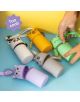 Пет цветни мини портмонета от серията „Back2Fun“ на Miquelrius с мотиви на животни — панда, мече, жаба, зайче и коте — са подредени на масата. Ръка се простира към жабата. Балон с надпис: „Too cool!“ (дизайн с капибара).-9-thumb