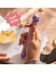 В ръка се държи многоцветна химикалка Miquelrius Back2Fun – Коте, лилава, 10 цвята, над отворен тетрадка. До нея са разположени блокче с лепящи се бележки във формата на прасе, скоби за хартия с мотиви на животни и надпис „Cool kitty“ в розов балон.-6-thumb