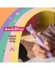 Някой пише с многоцветна химикалка Miquelrius Back2Fun – Коте, лилава, 10 цвята. На изображението има цветни извити ивици, звезди, надписите „Back2Fun“ и „Good vibes only“, както и малка дъга.-9-thumb