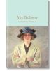 На корицата на "Госпожа Далоуей" (Macmillan Collector's Library) е изобразена жена в бяло палто и синя шапка с черни пера на мек, светъл фон.-thumb