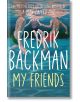 Корицата на книгата "Моите приятели" (стандартно издание) от Фредрик Бакман, на която са изобразени трима души, частично потопени в басейн, а над водата е изобразен удебелен бял и жълт текст.-1-thumb