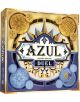 Корицата на настолната игра Azul Duel е с орнаментирани сини и златни плочки, а в центъра е заглавието на играта. Декоративни мотиви и монети обграждат логото, проектирано от Майкъл Кислинг. Налична в книжарница Orange.
-1-thumb