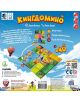 На гърба на кутията на „Настолна игра: Кингдомино 2.0“ на български език показва подредба с плочки, дървени фигурки и инструкции; илюстрацията включва полета, вода, вятърна мелница и балон с дракон — идеална игра за цялото семейство.-2-thumb