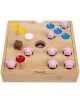 Настолна игра Pig Hole включва дървена дъска с кръгъл централен отвор, цветни жетони, кафяв зар и розови фигури с формата на прасе. Повърхността има вдлъбнатини за всеки жетон и парче прасе.-3-thumb
