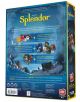 Гърбът на Настолна игра: Splendor, обновено издание кутията показва ярки изображения на карти, жетони и плочки. Цветен текст описва геймплея на търговията със скъпоценни камъни. От дясната страна е изобразен мъж със синя забрадка.-2-thumb
