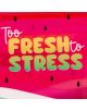 Изображението показва фразата "Too FRESH to STRESS" (Твърде свежо, за да се стресираш) в смели цветове на розов фон, вдъхновен от диня - идеален за добавяне на забавни вибрации към плажните ви принадлежности с Несесер Legami - Watermelon.-4-thumb