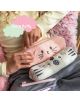 Човек отваря с цип розова, плюшена чантичка „Несесер Miquelrius Back2Fun Fluffy Club – Коала“ с симпатично животинско личице. В скута му лежи още една пухкава бяла чантичка, върху която върху облачета е изписано „extra fluffy“. До нея са разпръснати две у-4-thumb