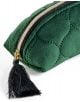 Близък план на Несесер Miquelrius Highland Days, зелен - зелена ватирана торбичка със златен цип и черен пискюл, с фин шаблон от шевици.-3-thumb