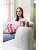 Жена в светлорозов пуловер седи на бял диван, държи възглавница с червено-бяло райе във формата на сърце и се усмихва на камерата с Чаша Ниси Моланг - очарователен подарък с дизайн на карикатурна котка.-6-thumb