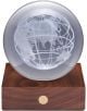 Нощна лампа Gingko Amber Crystal Light World Globe има стъклен глобус с гравирани континенти върху основа от орехово дърво и златен акцент - идеална стилна кристална нощна лампа за всяко модерно пространство.-1-thumb