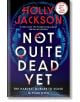 Корицата на книгата "Още не съвсем мъртъв": заглавието е изписано с бели букви, а върху тъмен фон със сини силуети на дървета и легнала фигура са изобразени пръски кръв, което подсказва за вълнуващия психологически трилър.-thumb