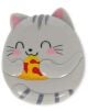 Сладка, кръгла сива анимационна котка с розови бузки и затворени очи се усмихва, докато държи парче пица с жълто сирене и червени пеперони, а наблизо има Нож за пица Legami - Kitty.-2-thumb