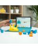 Дете държи синьо блокче с цифрата 9 до таблет, показващ Образователна интерактивна игра PlayShifu - Мисия Математика. Жълти и сини номерирани блокове, част от образователни играчки, лежат на масата.-5-thumb