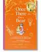 Корицата с твърди корици на "Имало едно време едно мече" показва дете и Мечо Пух под дървета с пеперуда, мрежа и хвърчило. На оранжевия фон е изобразена златна значка за 100-годишнината на тази предистория на Мечо Пух от Джейн Риордан.-1-thumb