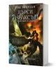 Корица на книгата Пърси Джаксън и боговете на Олимп: Последният олимпиец от Рик Риърдън на български, изобразяващ момче на крилат кон над град с бурно небе и внушителна статуя.-1-thumb