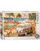 Пъзелът Eurographics - VW Be happy, 1000 части показва тропически плаж с украсен Volkswagen бус, сърфове, палми и цветна табела. На пясъка има хора и кучета край морето - идеален избор за феновете на плажни пейзажи!.-1-thumb