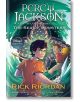 Корица на "Пърси Джаксън и олимпийците": Графичният роман: на фона на зелена вода и надигащо се морско чудовище, на която Пърси и негов съученик от лагера на полукръвта са с извадени мечове.-1-thumb