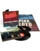 Комплектът Pink Floyd - At Pompeii MCMLXXII (2 VINYL) включва две черни плочи, червена и синя обложка със силуети, вложка с оборудване за открита сцена и 2025 Mix на Стивън Уилсън. Името на групата и заглавието са изобразени на видно място.-thumb