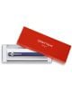 Синя Caran d'Ache 849 Metal Blue писалка със сребърни акценти е изложена в отворена бяла кутия, до червен капак на подаръчна кутия Caran d'Ache Genève, налична в книжарница Orange.-2-thumb