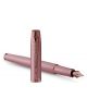 Пердашката Parker IM Mauve се предлага в кутия и има покритие от розово злато, подходяща капачка с клипс във формата на перо и монохромен дизайн. Капачката стои изправена, докато писалката лежи хоризонтално, разкривайки металното си перо.-4-thumb