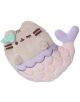 Плюшена играчка Aurora Pusheen The Cat - Mermaid, 13 см, представлява коте с ментава панделка, затворени очи и лилаво-розова опашка на русалка с детайлни люспи - чудесен подарък за деца.-1-thumb