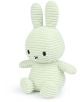 Плюшената играчка "Плюшена играчка Miffy Eco Corduroy - бледозелен заек, 23 см" е меко, оребрено светлозелено зайче с дълги изправени уши, черни зашити очи, Х-образна уста и леко изпънати ръце и крака.-2-thumb