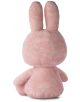 Плюшена играчка Miffy Eco Corduroy - розов заек, 70 см., е показана седнала с гръб към зрителя; ушите ѝ са изправени, а меката рипсена текстура се вижда по цялото тяло и крайници.-3-thumb