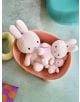 Светлорозов заек плюшена играчка Miffy Terry, 23 см от Bon Ton Toys, е поставена в прасковена ваничка на светъл под до син стол и каре възглавница, създавайки уютна и чаровна атмосфера.-4-thumb