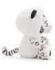 Плюшена играчка Nici - Снежният леопард Eleni, 20 см., седящ, е бяла със сиви и черни петна, мека и пухкава. Седи обърната наляво, гушнала малко плюшено леопардче със същите заоблени форми и пухкав плат.-4-thumb