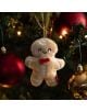 Плюшената играчка за елха Legami - Gingerbread с червена панделка виси на коледната елха, заобиколена от червени и златни топки и топли бели лампички.-6-thumb