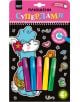 Комплект от четири цветни маркера в розово, синьо, жълто и зелено върху опаковка с картонено синьо плюшено лама с шал. Идеални за "Плюшени суперлами - Сензорна книга за оцветяване".-thumb