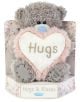 Плюшено мече Me To You - Hugs, 15 см е сиво мече със син нос, което държи бяла възглавничка с форма на сърце и надпис "Hugs". Тя се предлага в украсена кутия с надпис "Hugs & Kisses" - идеален подарък!.-thumb