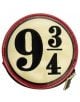 Портмоне ABYstyle Harry Potter - Platform 9 3/4 е кръгло портмоне за монети с червен кант, кремав фон и черен дизайн на "9¾", вдъхновен от платформата на Хари Потър, с цип от дясната страна.-1-thumb