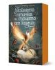 Книгата с оранжев гръб от книжарница Orange е със светеща птица върху клони, пълни с горски плодове. Заглавието Пойната птичка и сърцето от камък на Кариса Броудбент е изписано на български език на корицата.-1-thumb
