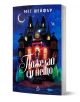 Книгата "Пожелай си нещо" е с тъмносиня корица с илюстрация на светещо, причудливо имение през нощта на Острова на часовника. Заглавието и авторът са изписани на кирилица.-1-thumb
