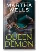 Корица на книгата Queen Demon (The Rising World, Book 2) от Марта Уелс, на която е изобразена облечена в зелено и лилаво фигура с богато украсена маска, която се протяга към светеща повърхност. В долната част на корицата се откроява удебелен жълт текст на-thumb