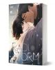 На корицата на „Radio Storm, Vol. 4“ са изобразени двама мъже, които се прегръщат интимно на фона на мека светлина и романтична атмосфера, което подсказва за връзка, надхвърляща академичните рамки — любов, която служи едновременно като убежище и оръжие въ-1-thumb